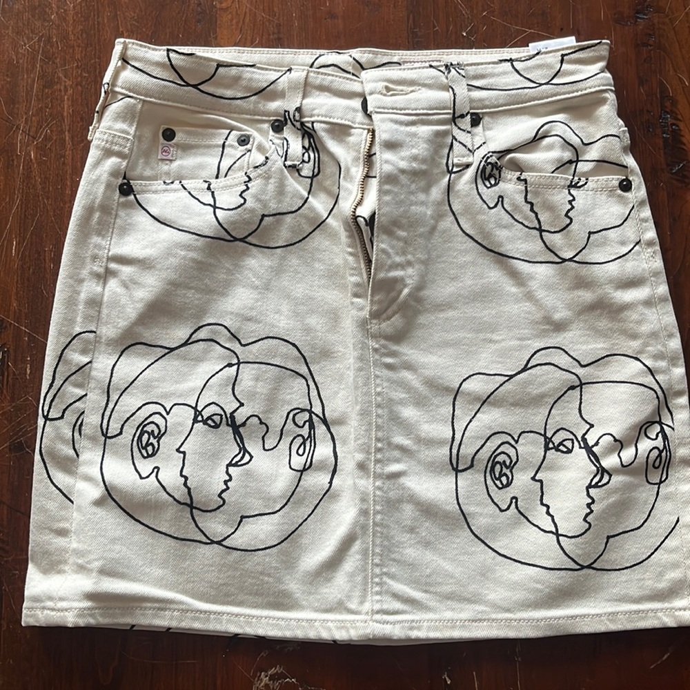 AG faces mini skirt